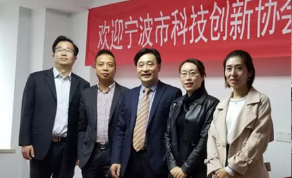 栽下梧桐树，引得凤凰来
